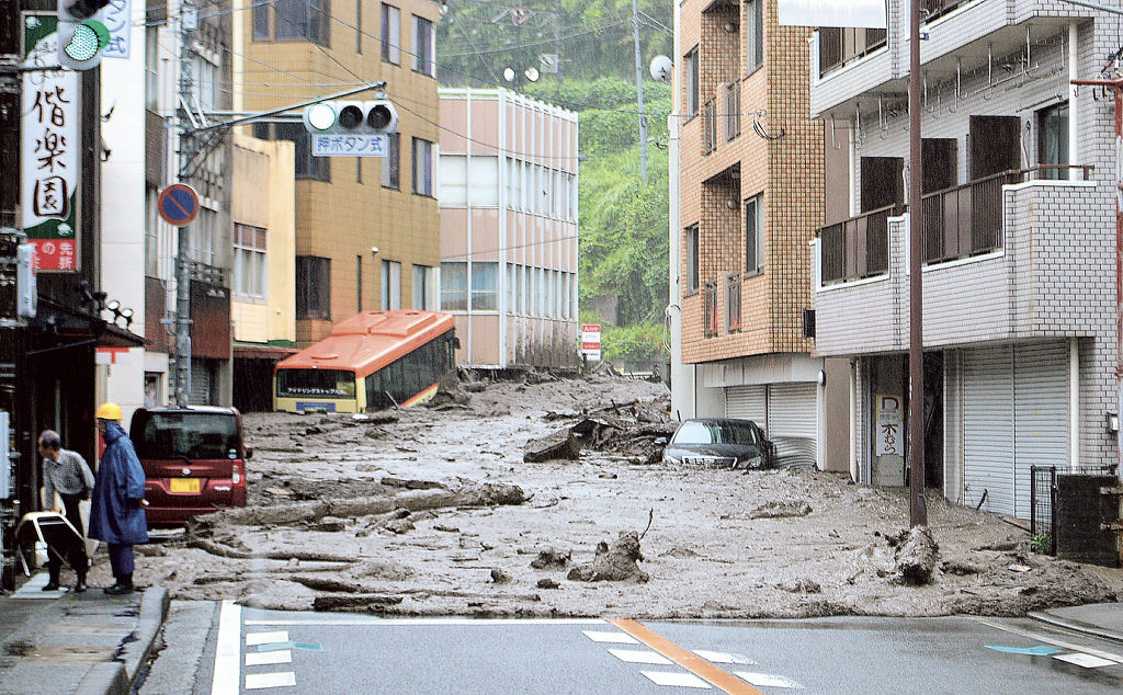 熱海市伊豆山で発生した土砂崩れ。家屋や車などが土石流にのみ込まれた＝３日午後０時半ごろ