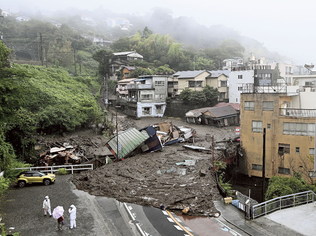 土石流が発生し住宅などが押し流された現場＝３日午後３時５３分、熱海市伊豆山