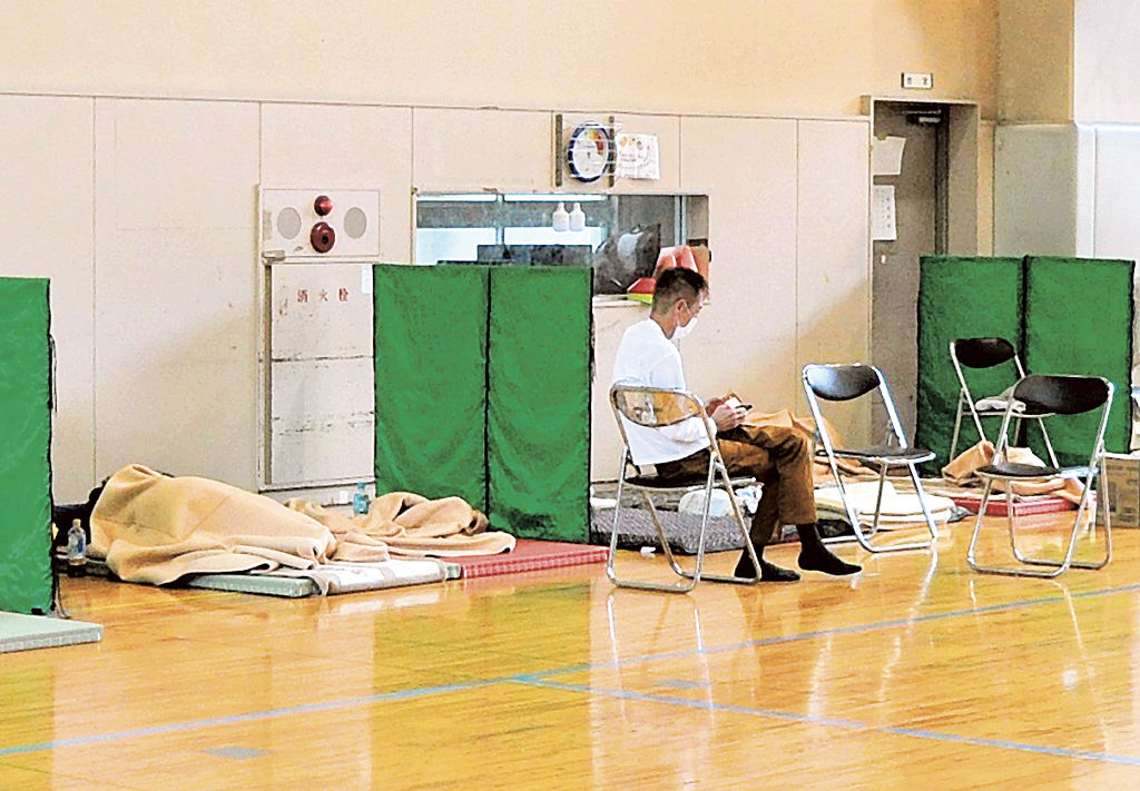 避難所となった熱海中体育館で過ごす避難者＝４日午前、熱海市の同校
