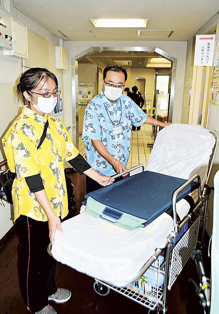 土石流発生時に高齢者の避難を助けた河瀬夫妻。被災者に心を寄せながら福祉タクシー業務を続ける=4日午後、熱海市総合福祉センター