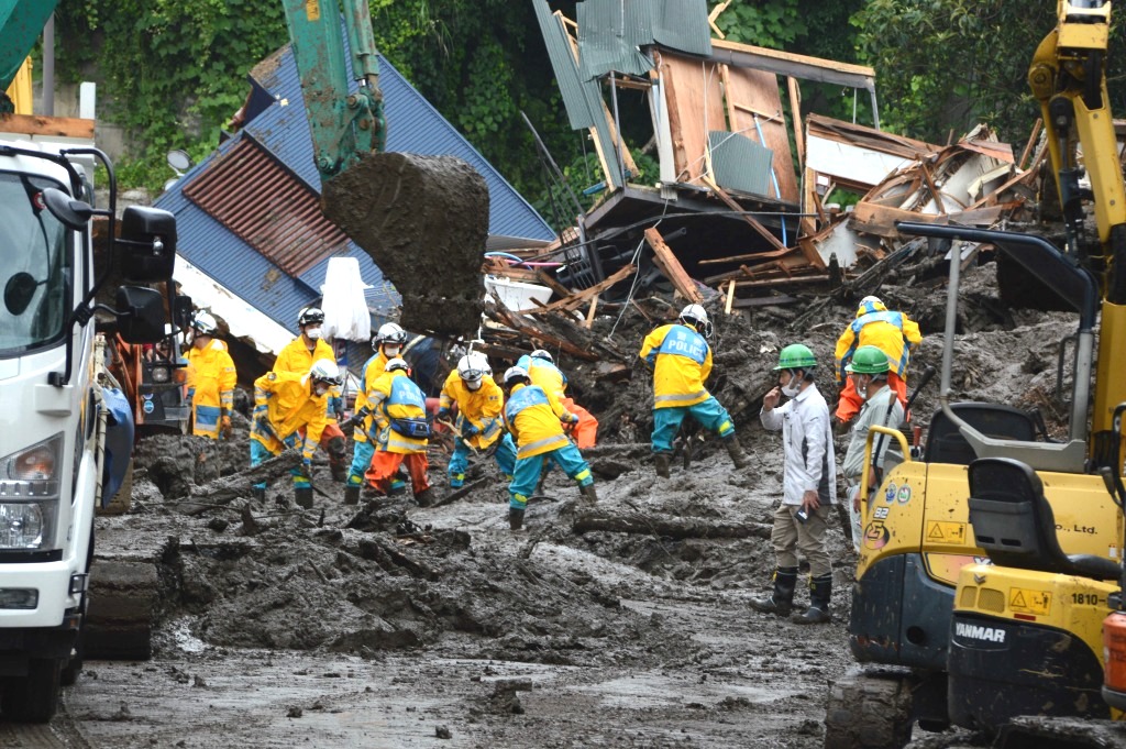 撤去作業を進める警察や建設会社の関係者ら＝７日午前、熱海市伊豆山