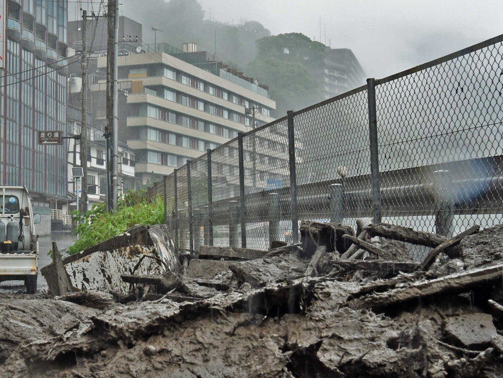 土石流が発生した伊豆山地区にあるホテル。営業再開のめどは立っていない＝８日午後、熱海市内
