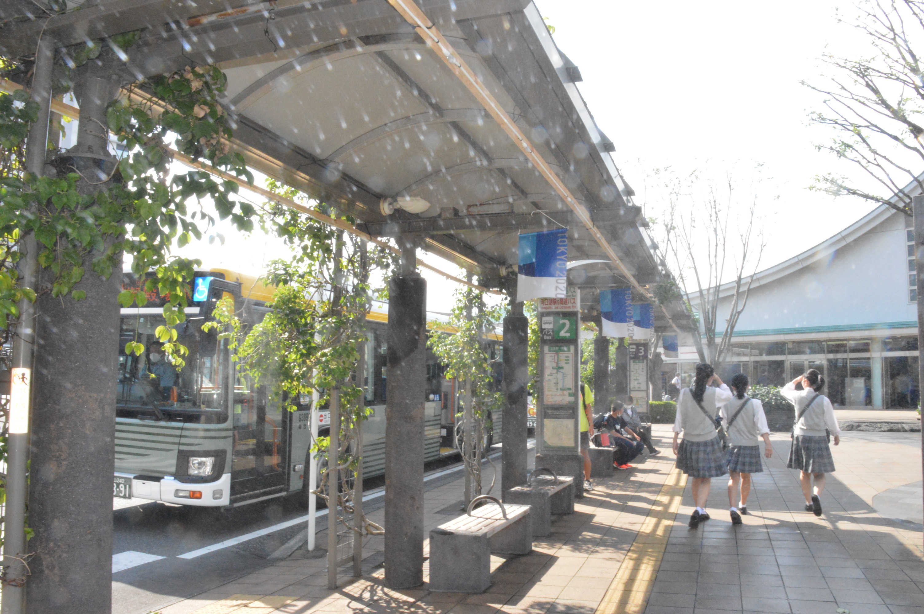 暑さ対策として設置されたミストシャワー＝三島市のＪＲ三島駅南口