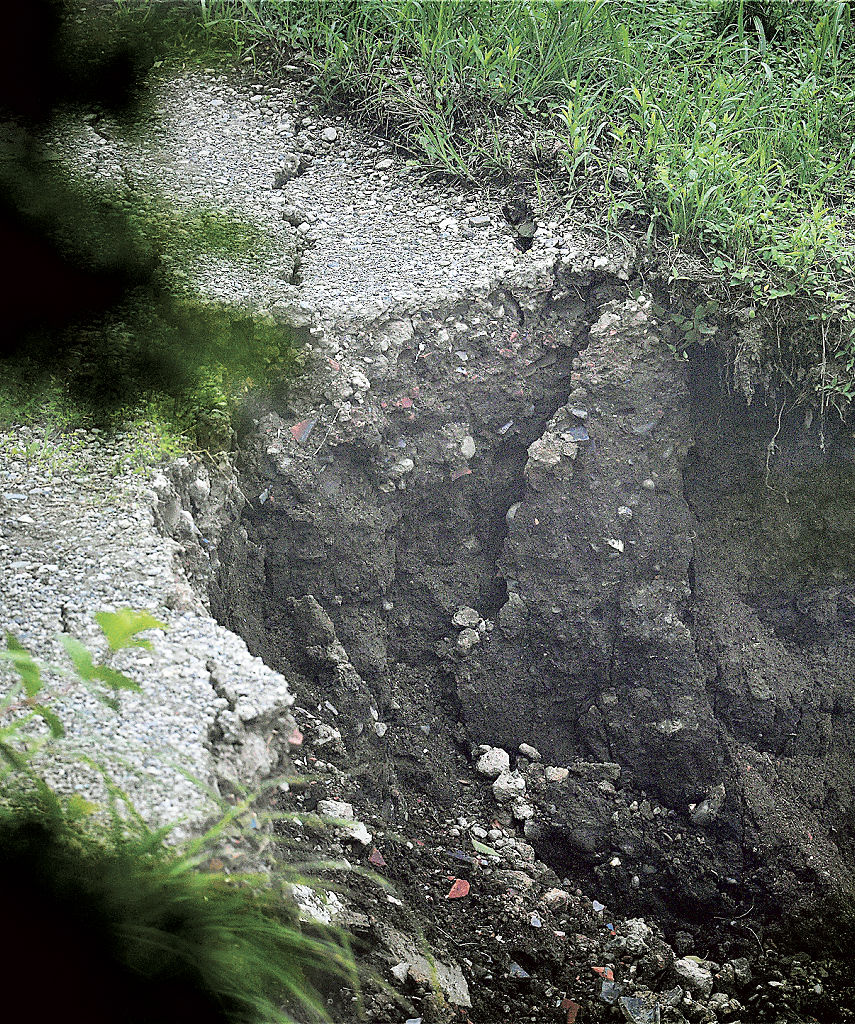 崩落の縁の地表部に走る亀裂＝１１日午前９時２８分、熱海市伊豆山
