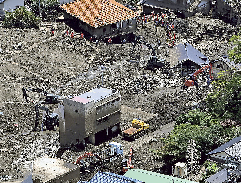 前日から中型重機が使用可能になり、作業が迅速化した捜索現場＝１６日午前、熱海市伊豆山（静岡新聞社ヘリ「ジェリコ１号」から）