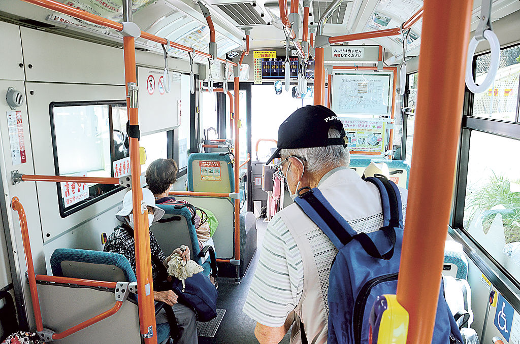 出発を待つ乗客。高齢者の姿が目立った＝１６日午前９時１０分ごろ、熱海市の伊豆山バス停