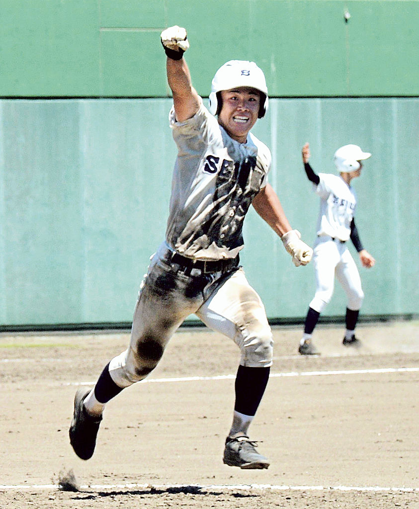 静岡商―常葉大橘 11回裏静岡商1死二塁、勝ち越しサヨナラ打を放ち、一塁スタンドに向けて拳を挙げる菊池=清水庵原球場