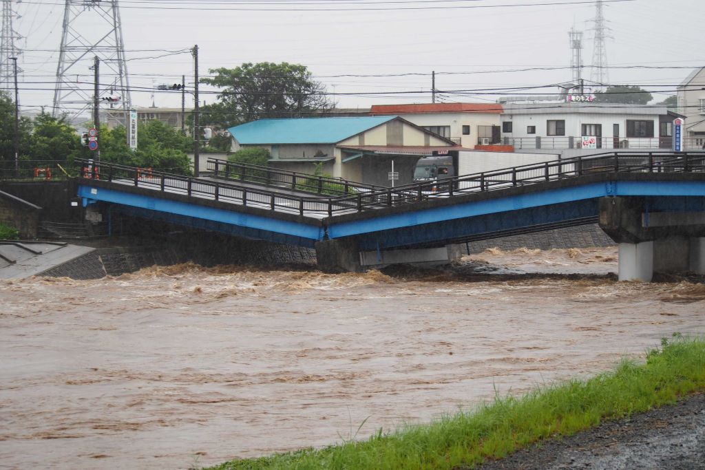 一部崩壊した黄瀬川大橋＝３日午前１１時半ごろ、清水町長沢