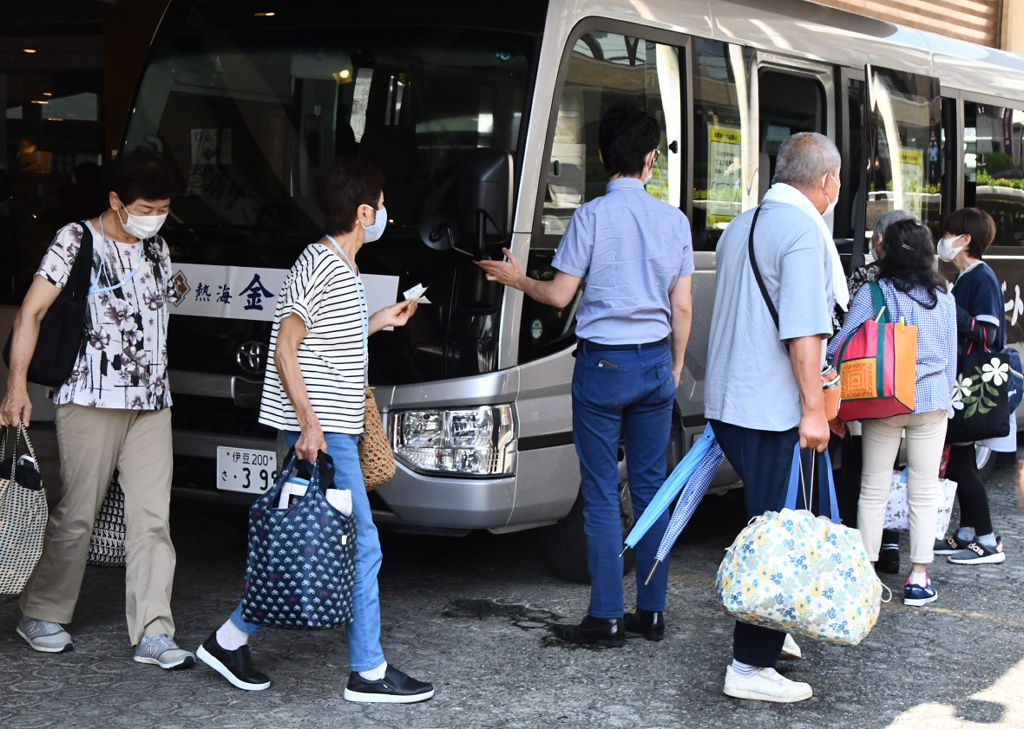 熱海ニューフジヤホテルから熱海金城館に向かうバスに乗り込む避難者ら‖２０日午前９時４５分ごろ、熱海市