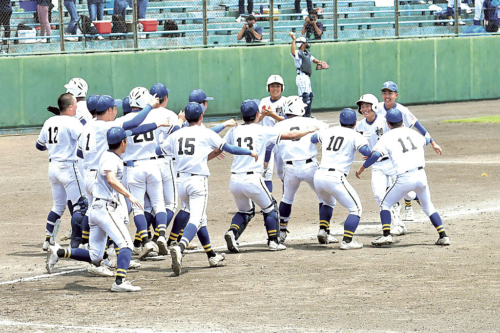 御殿場西－桐陽　試合を決める一打を放った飯田雄（右から３人目）を迎える桐陽ナイン＝富士球場