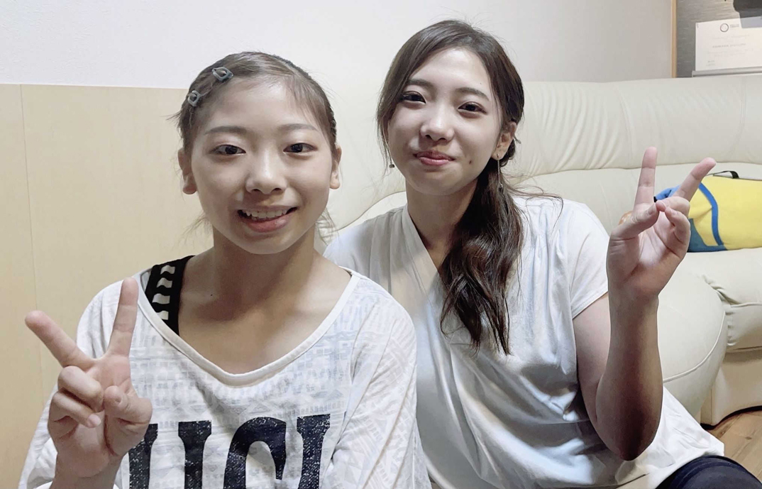 仲良く記念撮影する芦川うらら（左）と姉の七瀬さん＝６月、富士市（七瀬さん提供）