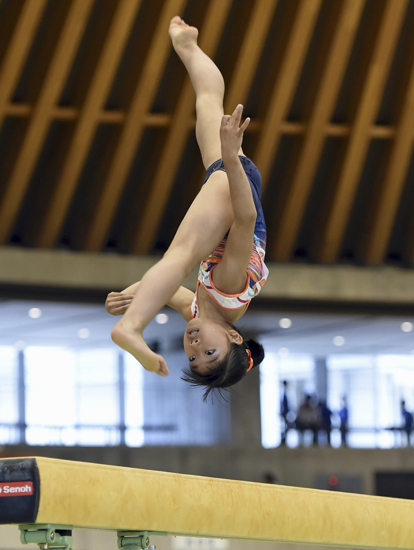 １部女子で２種目を制し、個人総合優勝に輝いた芦川うらら（水鳥体操館）＝草薙このはなアリーナ