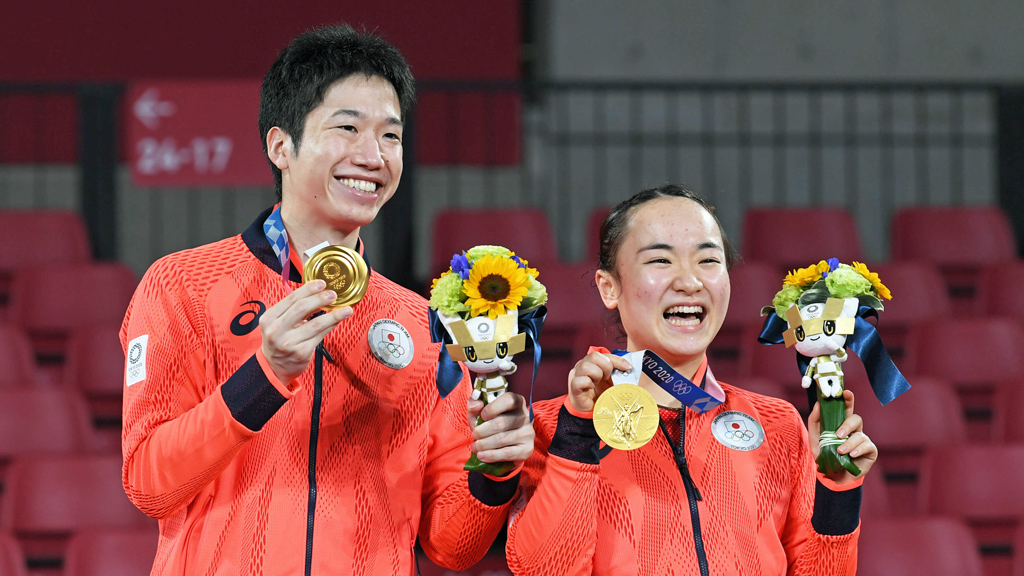 混合ダブルスで金メダルに輝き笑顔を見せる水谷隼（左）、伊藤美誠組＝２６日夜、東京体育館