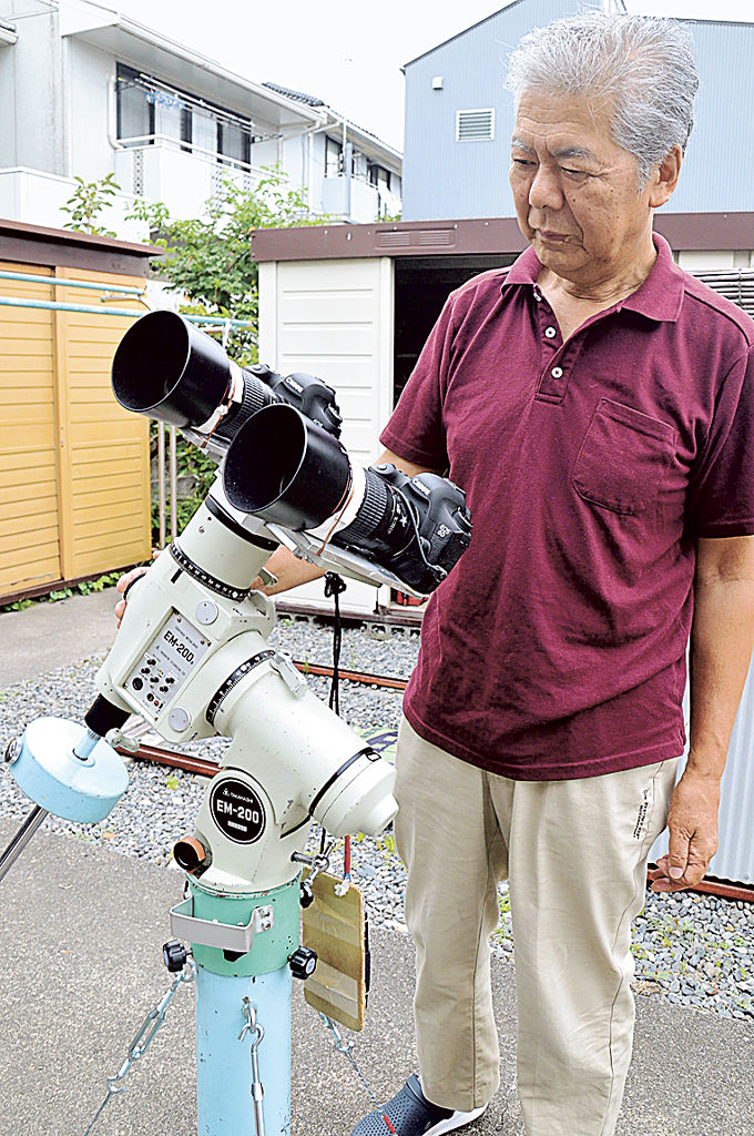 デジタルカメラと赤道儀で彗星を探し続けてきた西村栄男さん＝２７日午前、掛川市