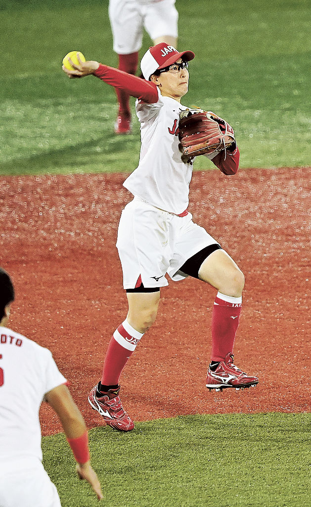 日本―米国　６回裏、三塁手山本優がはじいたボールを好捕し併殺に仕留める渥美万奈