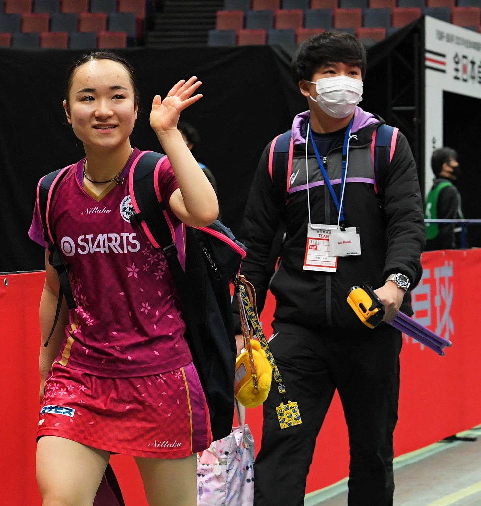 全日本卓球選手権で伊藤（左）に付きそう松崎コーチ＝１月、丸善インテックアリーナ大阪