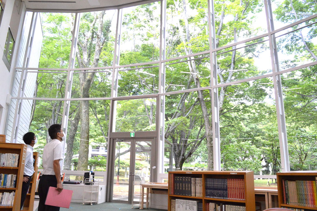 城北公園につながる出入り口を新たに設けた＝静岡市葵区の市立中央図書館