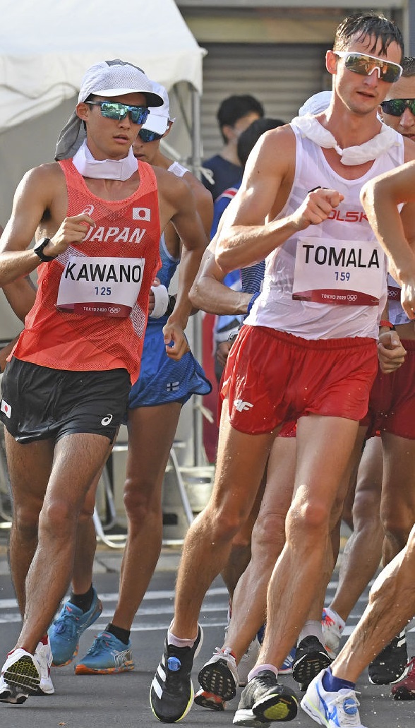男子５０㌔競歩　６位入賞した川野将虎（左）。右は優勝したポーランドのダビド・トマラ＝札幌大通公園発着特設コース