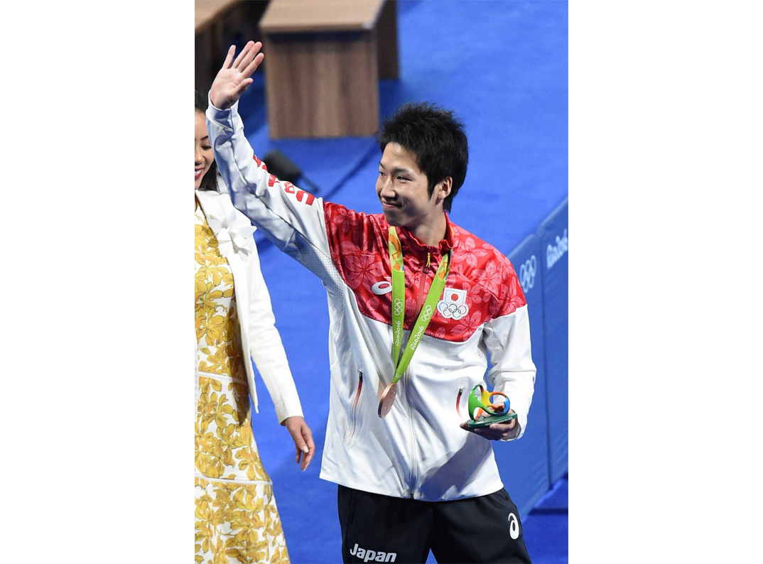 銅メダルを首に掛け、歓声に応える水谷隼選手＝リオデジャネイロ
