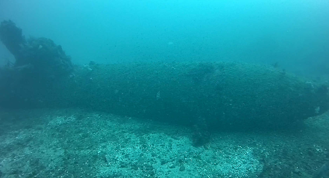 下田市の恵比須島の南西約８００メートルの海底で新たに見つかった旧日本海軍の特攻潜水艇「海龍」とみられる物体（ウインディーネットワーク提供）