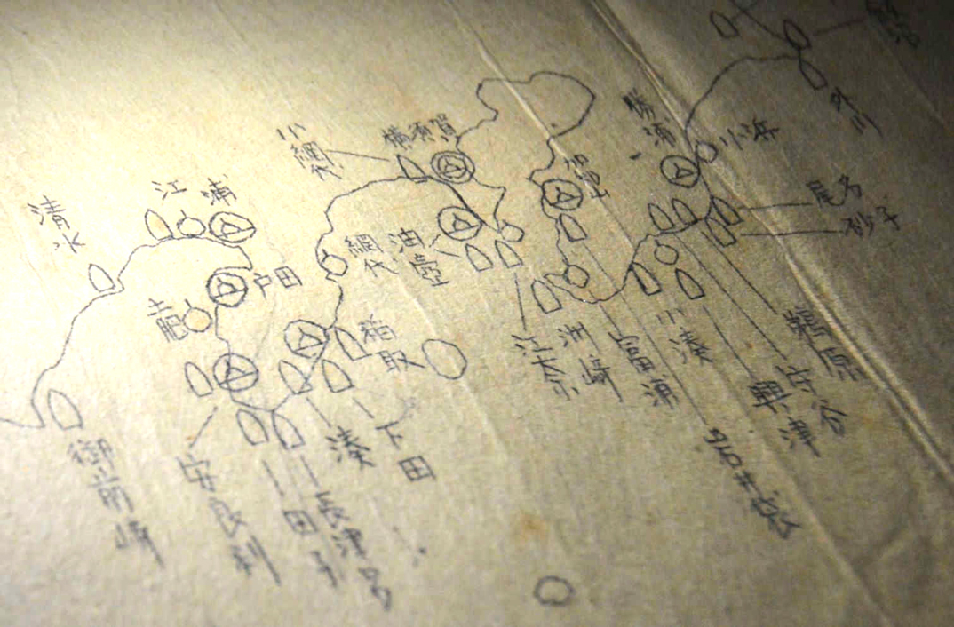 旧日本軍の東京周辺の特攻基地の配置を示す「本土邀撃（ようげき）特攻関係綴」の地図。○の中に潜水艇が描かれているのが海龍など。ボートは震洋、その他は回天