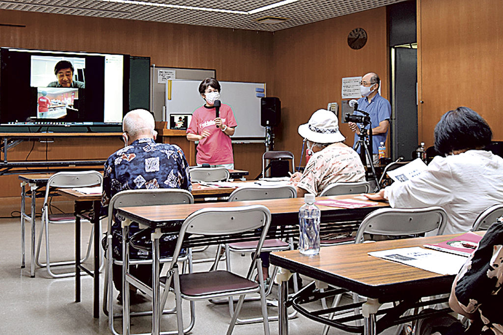 オンラインで登壇する安田聡さん（画面上部）＝２１日、浜松市中区