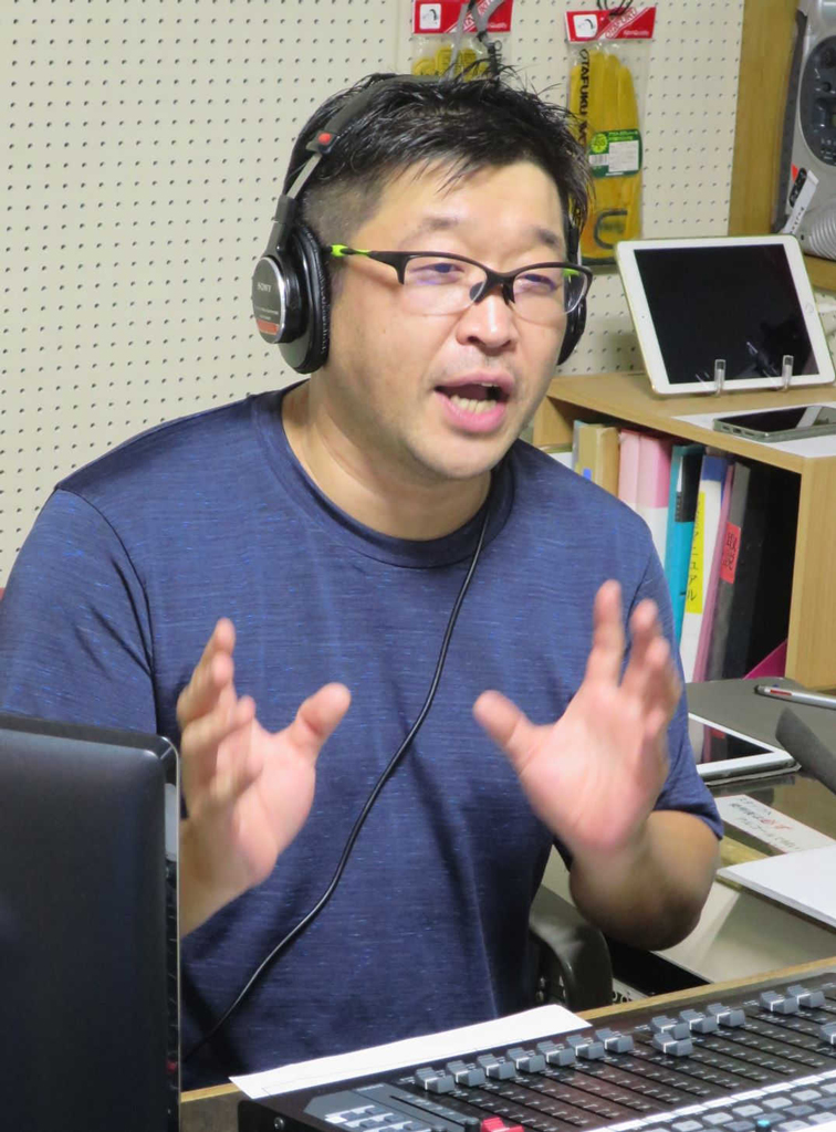 ラジオ番組でパラサイクリングの魅力を発信する大西涼太郎さん＝７月中旬、三島市のボイス・キュー