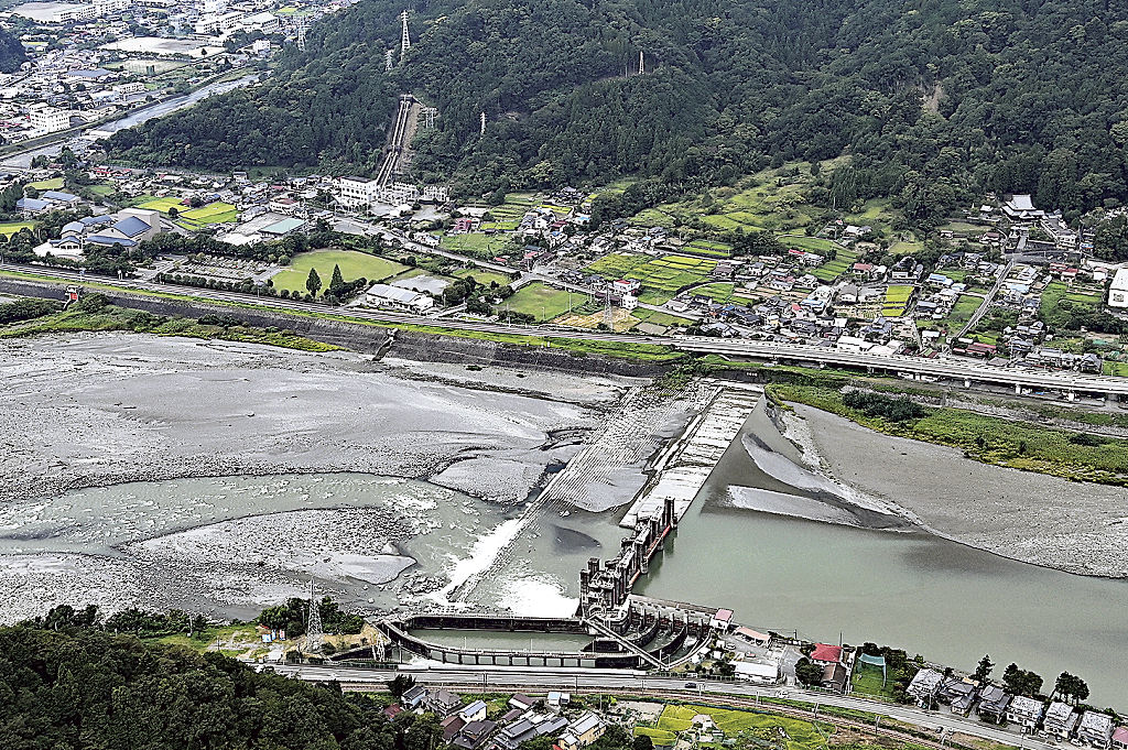 １世紀ぶりに水利権が曲がり角を迎えた波木井発電所（左奥）＝２９日、山梨県身延町（本社ヘリ「ジェリコ１号」から）