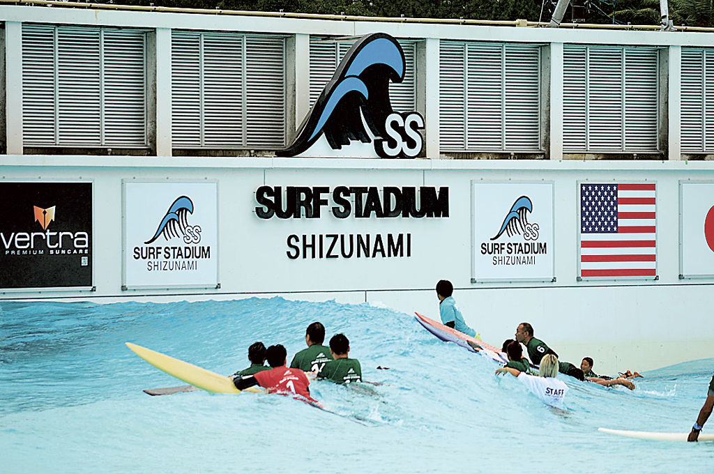 開業した静波サーフスタジアム。創部に向け検討が進む相良高サーフィン部の練習場所としての提供も見込まれている＝８月中旬、牧之原市