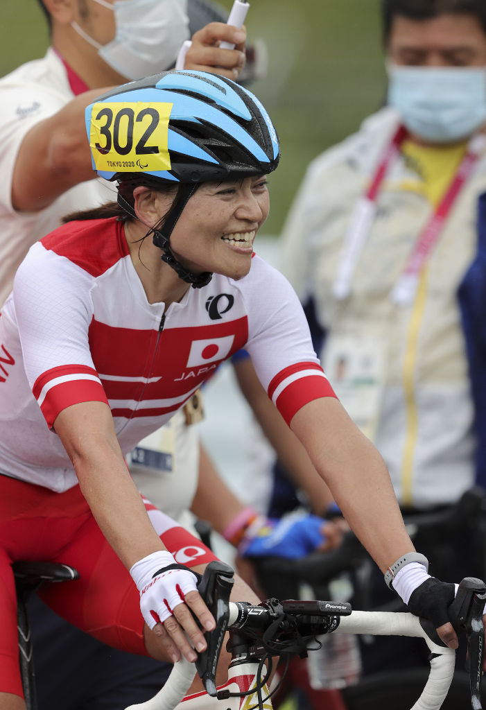 自転車女子個人ロードレース（運動機能障害Ｃ１～３）金メダルを獲得し笑顔の杉浦佳子＝３日午前、小山町の富士スピードウェイ
