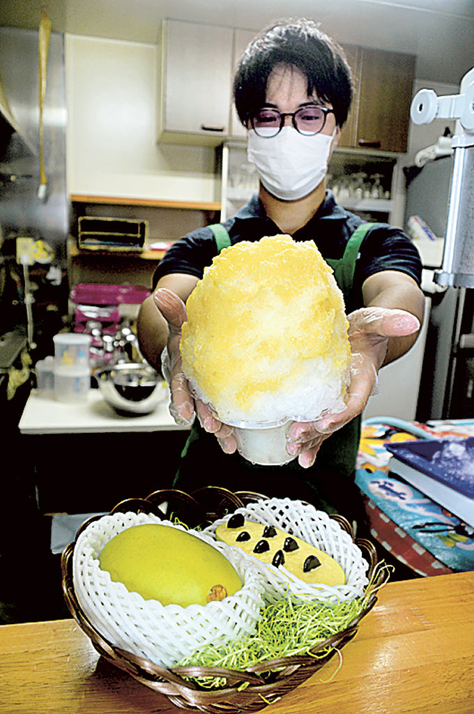 期間限定で販売中のポポーを使った生シロップのかき氷＝静岡市清水区増のポポーカフェ