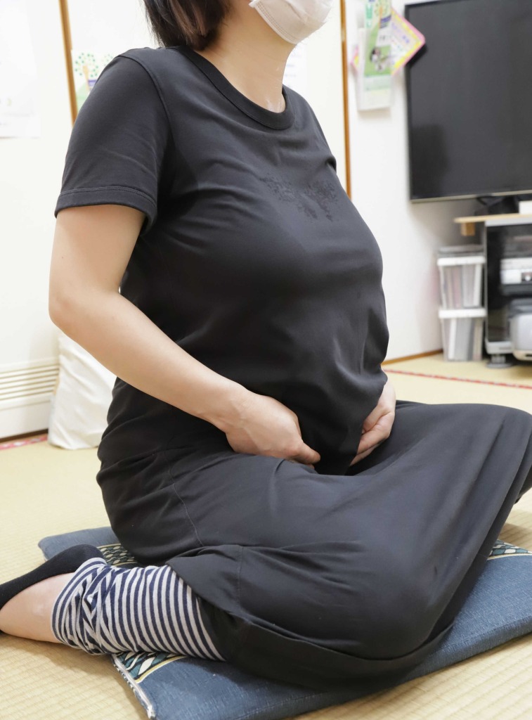 県内各地で妊婦への優先接種が始まる中、当事者の反応はさまざま＝８月下旬、静岡市内