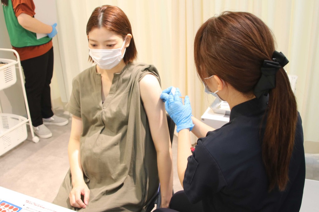 ワクチン接種を受ける妊婦（左）＝静岡市葵区の静岡モディ（代表撮影）
