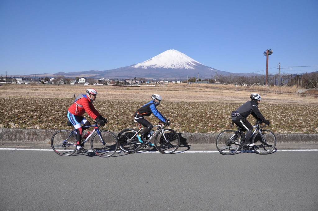 富士山麓を走るサイクリスト。御殿場市は世界のアマチュアサイクリストが参加する国際大会開催を目指す＝同市