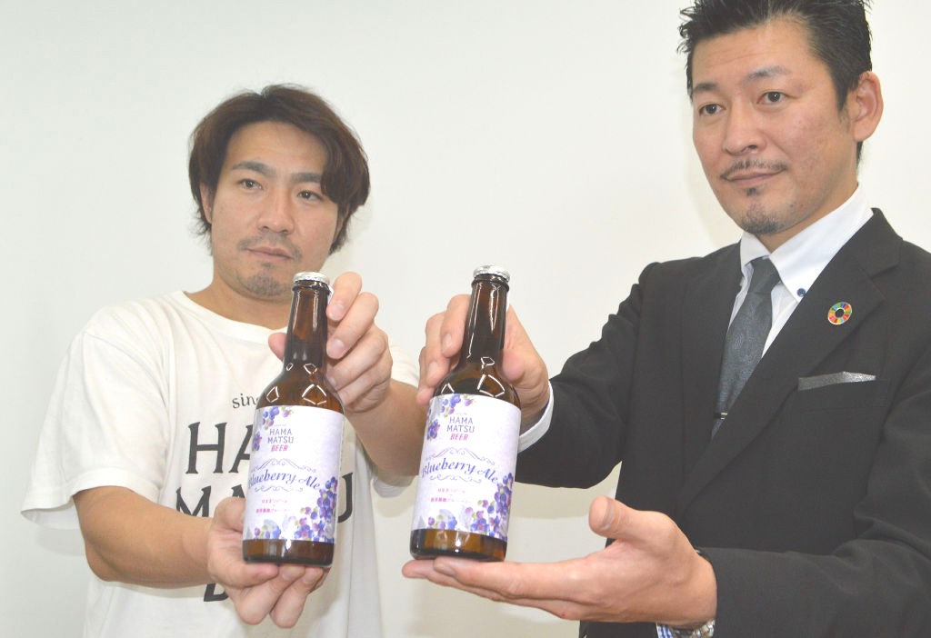 浜松アクトビールコーポレーションが１７日に発売する「ブルーベリーエール」＝１５日午後、浜松市中区