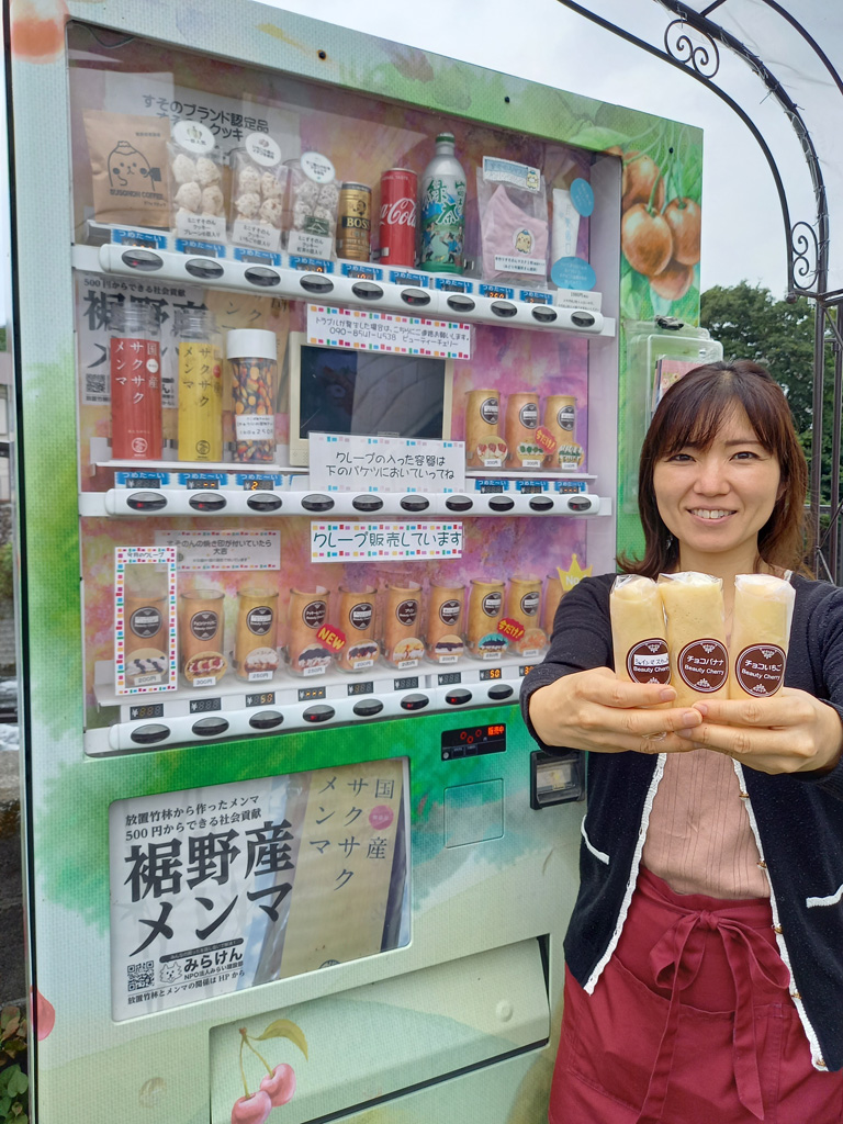 旬の果物やクリームを使ったクレープが並ぶ自販機＝裾野市佐野