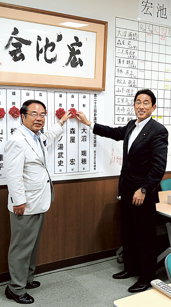 岸田文雄氏(右)と岸田派所属議員の当選を喜ぶ生前の望月義夫氏。派閥事務総長として会長の岸田氏を支えた=2013年7月、東京都内(深沢陽一事務所提供)
