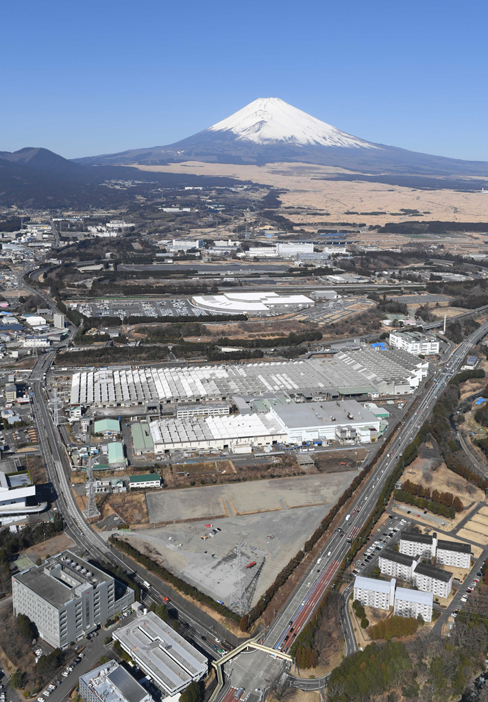 ウーブン・シティの建設予定地。トヨタ自動車東日本東富士工場跡に整備する＝２月２０日、裾野市（静岡新聞社ヘリ「ジェリコ１号」から）