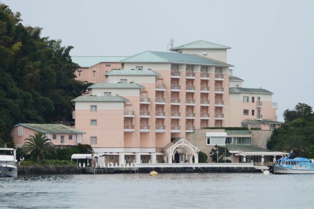 「ウィンダムグランド淡島」として営業する旧「淡島ホテル」。当時の経営者らが破産法違反容疑で沼津署などに逮捕された＝２２日午前、沼津市内