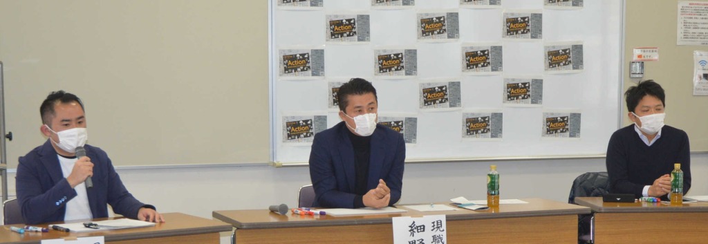 クイズ形式のパネル討議を通じて若者と意見を交わす衆院静岡5区立候補予定者=富士市内