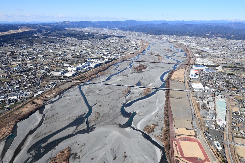 水を使う工場などが立地する大井川の下流域。リニア工事による減水が懸念されている＝今年２月（静岡新聞社ヘリ「ジェリコ１号」から）
