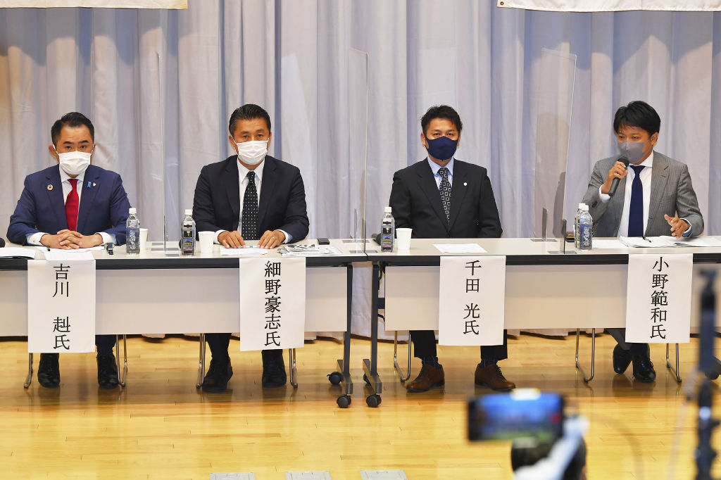 公開討論で舌戦を交わした（左から）吉川赳氏、細野豪志氏、千田光氏、小野範和氏＝１５日午後、裾野市内