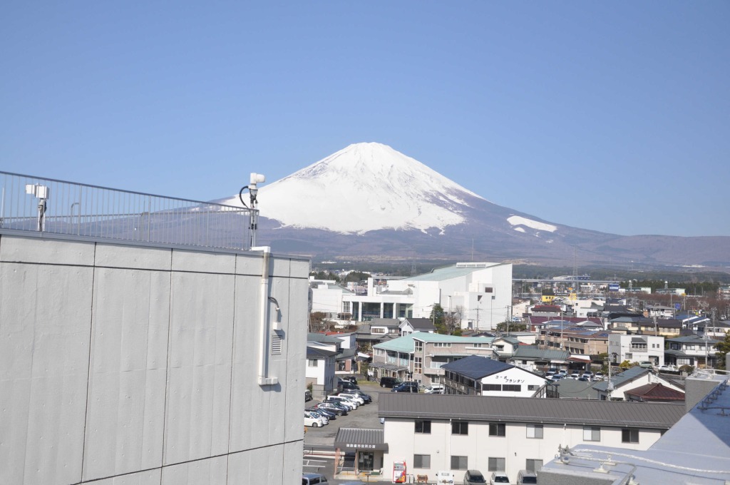 御殿場市役所の本庁舎(左)。融雪型火山泥流は市役所に最短13分で到達するとされる=同市