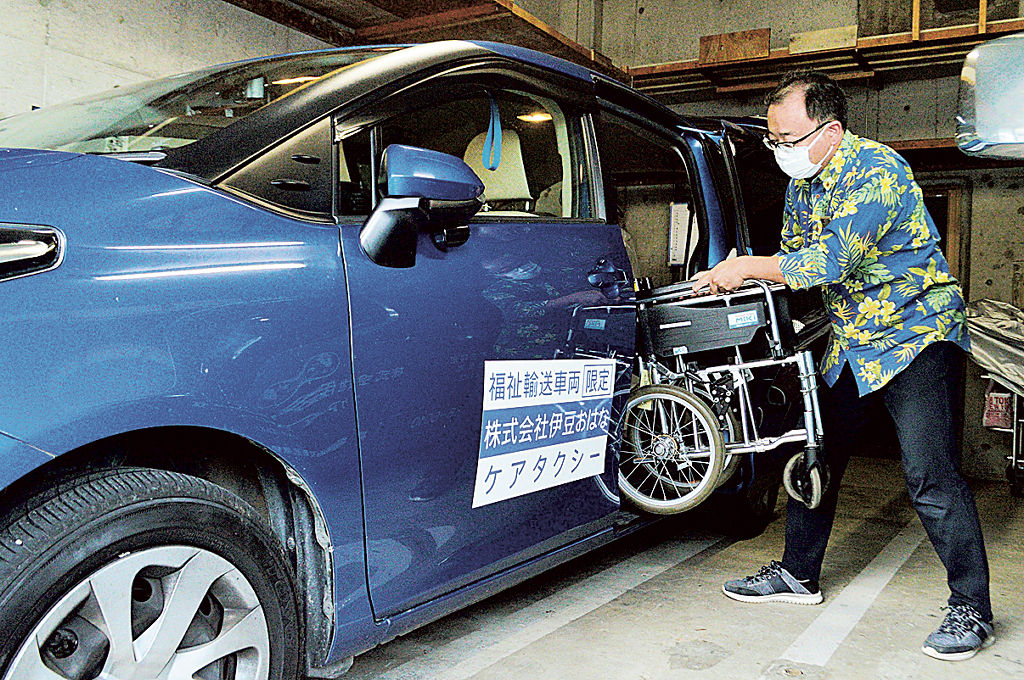 被災後に購入した介護タクシーに車いすを乗せる河瀬豊さん＝２０日、熱海市伊豆山