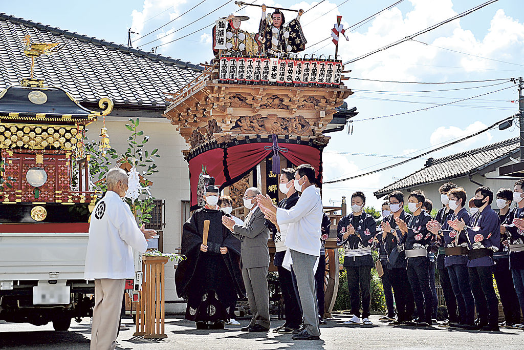 龍尾神社のみこし（左）を屋台を出して迎えた祭青年ら＝掛川市天王町