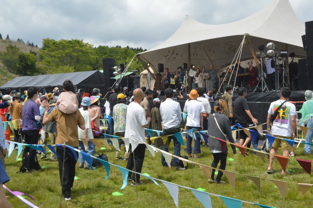 広大な敷地の中で開幕したキャンプフェス「ＦＵＪＩ＆ＳＵＮ’２１」＝富士市の富士山こどもの国