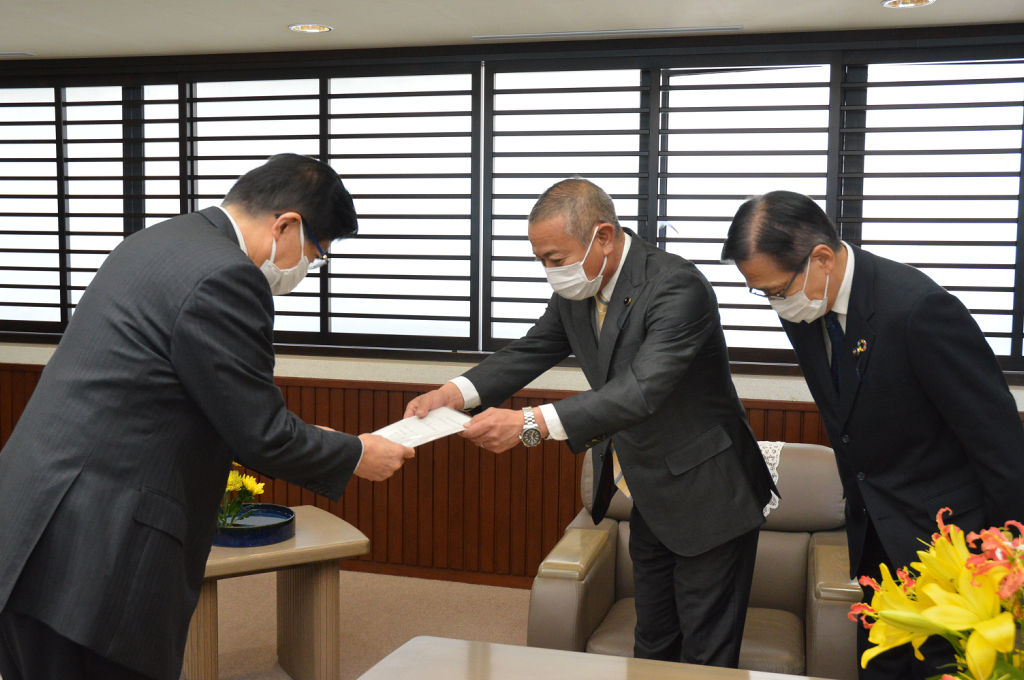川勝平太知事(左)に臨時議会招集の請求書を手渡す自民改革会議の野崎正蔵代表(中)、公明党県議団の蓮池章平団長=12日午前11時35分ごろ、県庁