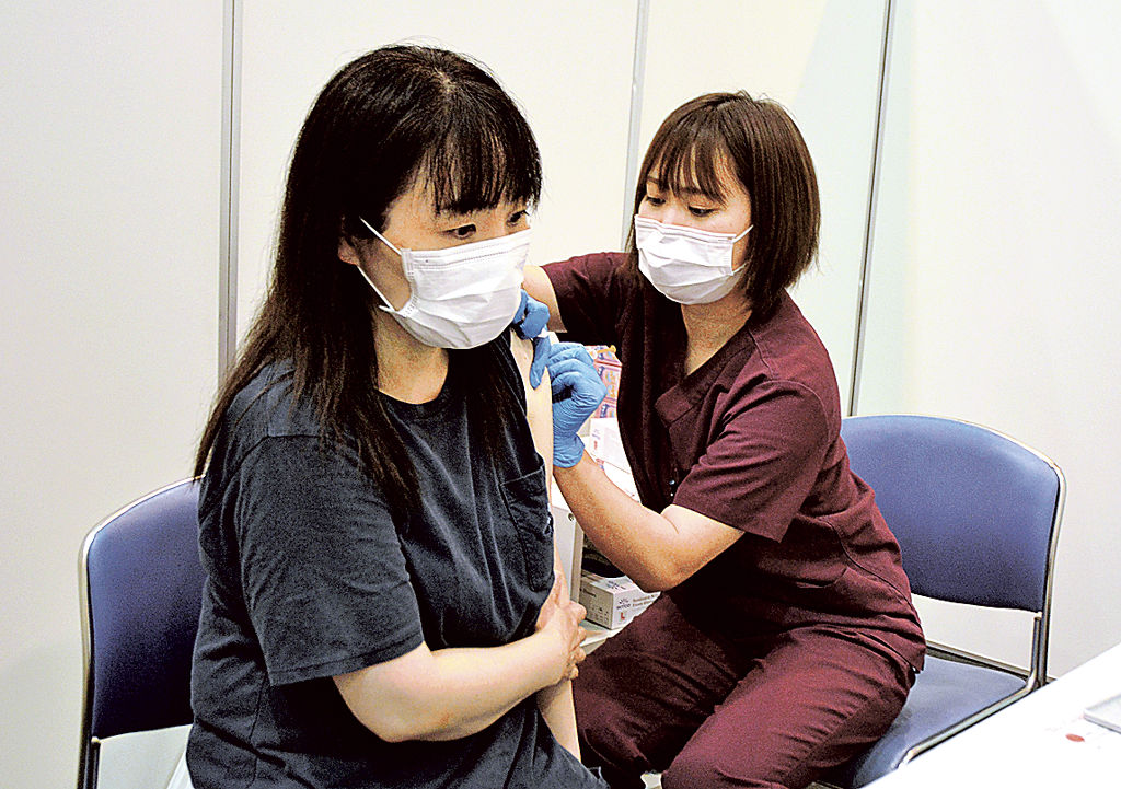 新型コロナのワクチン接種を受ける静岡市民＝１０月上旬、同市駿河区のツインメッセ静岡