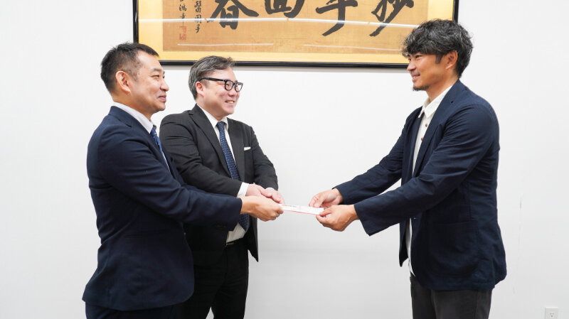 うさぎ薬局とにしはらグループが餃子自販機の売上の一部を順天堂大学のクリーン活動に寄付