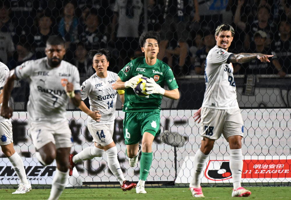 清水エスパルスの生え抜きGK梅田透吾が魅せる安定のパフォーマンス！5年ぶりのJ1で攻守にスーパープレー連発